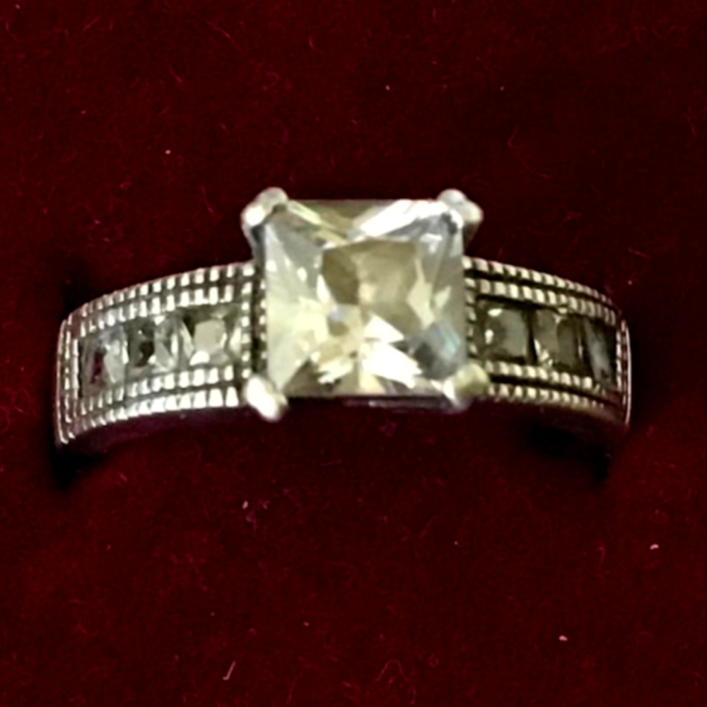 Sterling Silver Hallmarked 925 Ladies Ring with Clear Stones, Size:8
